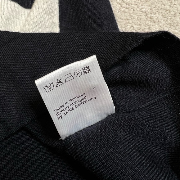 Akris Punto Lightweight Wool Sweater/Cardigan. Black White Striped. Size 4 - Picture 6 of 6
